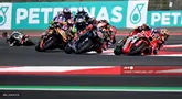 Pembalap Ducati Lenovo Team asal Spanyol, Marc Marquez, memacu motornya saat Sprint Race MotoGP Indonesia di Sirkuit Internasional Mandalika, Mandalika, Sabtu (10/10/2026). (SONNY TUMBELAKA/AFP)