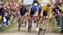 Pebalap Alpecin-Deceuninck, Mathieu Van der Poel (kedua kanan) memacu sepedanya saat ajang balap sepeda Paris Roubaix 2023 yang menempuh Compiegne hingga Roubaix, Prancis utara, 9 April 2023. (AFP/Francois Lo Presti)