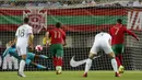 Penjaga gawang Irlandia Gavin Bazunu menyelamatkan penalti dari pemain Portugal Cristiano Ronaldo pada pertandingan kualifikasi grup A Piala Dunia 2022 di Stadion Algarve, luar Faro, Portugal, Rabu (1/9/2021). Ronaldo mencetak dua gol saat Portugal menang 2-1. (AP Photo/Armando Franca)