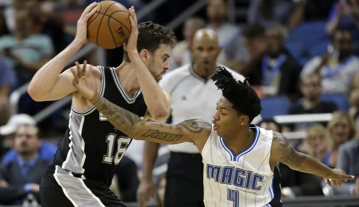Bintang San Antonio Spurs, Pau Gasol (kiri) mencoba melewati hadangan pemain Orlando Magic,  Elfrid Payton #4 pada laga NBA preseason basketball di Orlando. (AP/John Raoux)