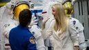 Penasihat Gedung Putih Ivanka Trump menyapa petugas yang mengenakan baju astronot saat mendengarkan penjelasan astronot Nicole Mann ketika berkeliling kantor NASA di Johnson Space Center, Texas, AS (20/9). (Brett Coomer/Houston Chronicle via AP)