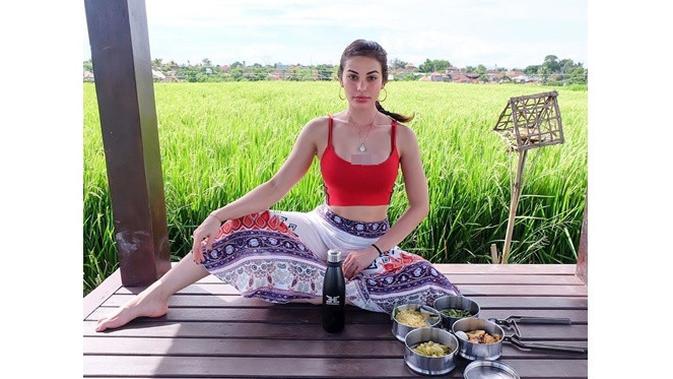 6 Gaya Sederhana Nora Alexandra saat di Pinggir Sawah, Lepas Penat (sumber: Instagram.com/ncdpapl)