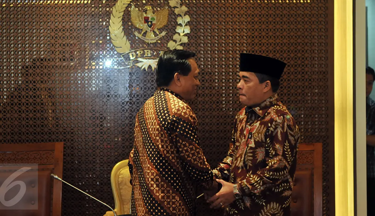 Ketua DPR, Ade Komarudin bersama Dirut Indosiar, Komjen Pol Imam Sujarwo (kiri) saat menerima kunjungan dari jajaran Group Surya Citra Media  (SCTV, Indosiar dan Liputan6.com) di Gedung DPR, Jakarta, Selasa (8/3/2016). (Liputan6.com/Johan Tallo)