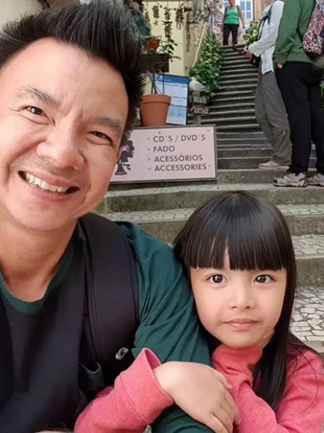 [Bintang] Jerry Aurum dan Shakira