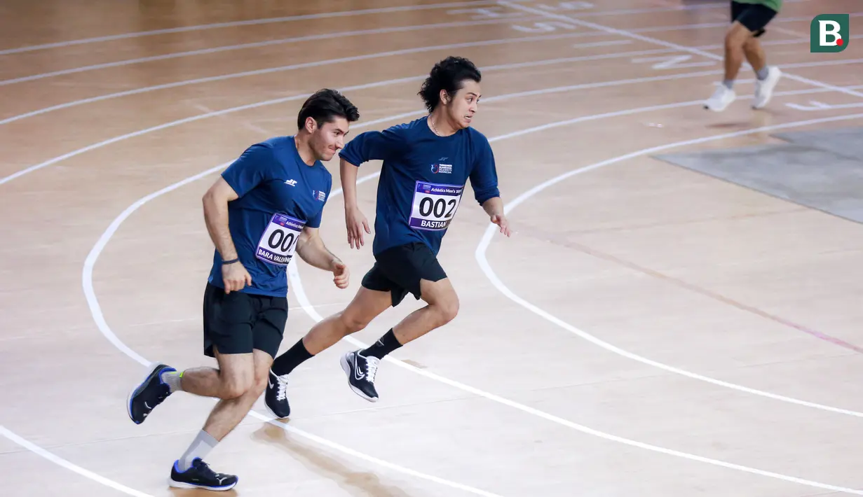 Selebritas Indonesia, Bastian Steel (kanan) berkompetisi dengan Bara Valentino saat lari 100 meter putra Turnamen Olahraga Selebriti Indonesia (TOSI) di GOR UNJ, Rawamangun, Jakarta, Minggu (30/07/2023). Bastian sukses finis tercetap dengan catatan waktu 16,32 detik. (Bola.com/Bagaskara Lazuardi)