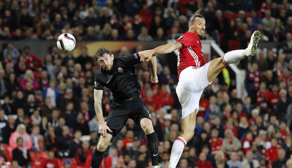 Zlatan Ibrahimovic berusaha menjangkau bola saat berduel dengan pemain FC Zorya Luhansk, Mikhail Sivakov pada laga kedua Grup A Liga Europa di Old Trafford, Jumat (30/9/2016) dini hari WIB. (Reuters/Darren Staples)