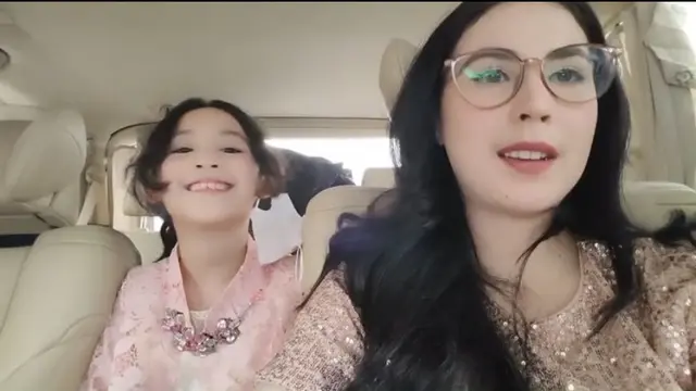 Potret Kedekatan Arumi Bachsin dengan Anak Perempuannya