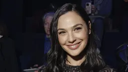Gal Gadot tersenyum saat menghadiri koleksi ready-to-wear Christian Dior Fall/Winter 2023-2024 di Paris pada Selasa, 28 Februari 2023. Gal Gadot memadukann rok berjenjang menyapu berlapis rumit dengan jumbai kecil yang menutupi seluruh gaun bohemian. (Vianney Le Caer/Invision/AP)