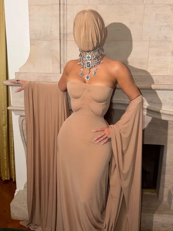 Kim Kardashian di Academy Museum Gala 2025 tampil misterius kenakan penutup kepala. [@kimkardashian]