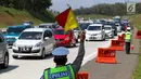 Petugas kepolisian mengatur lalu lintas di jalur arah Jakarta Tol Cipali, Jawa Barat, Kamis (29/6). Sejumlah kepolisian disiagakan untuk mengatur lalu lintas di Tol Cipali yang semakin padat oleh pemudik arus balik. (Liputan6.com/Faizal Fanani)