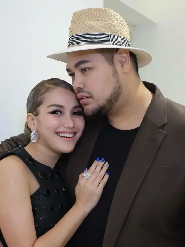 6 Potret Terbaru Ayu Ting Ting dengan Gaya Rambut Silver, Banjir Pujian