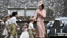 Kate Middleton bersama anak-anak pengiring pengantin menuju lokasi pernikahan sang adik, Pippa Middleton dan James Mathews di Gereja St. Mark, barat London, Sabtu (20/5). Kate Middleton memilih tampil dengan gaun blush pink. (Justin TALLIS/Pool/AFP)