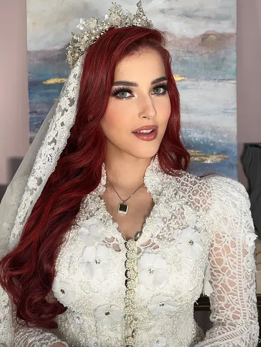 Masih dalam tema meniru Ariel si Little Mermaid, kali ini Tasya dalam riasan seorang pengantin. Ariel memang sempat menjadi pengantin dan look makeupnya kali ini menginspirasi Tasya. Foto: Instagram.