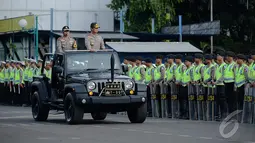 Kapolri Jenderal Pol Sutarman berkeliling memeriksa kesiapan pasukannya selama apel Operasi Lilin 2014 di Lapangan Polda Metro, Jakarta,(23/12/2014).  (Liputan6.com /Faizal Fanani)