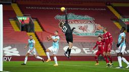 Tampil apik, Caoimhin Kellehe kembali dipercaya untuk tampil saat melawan Wolves di Anfield dengan mencatatkan nirbobol untuk Liverpool. Total, Kelleher tampil sebanyak dua kali dan meraih satu clean sheet di Liga Inggris 2020/2021. (Foto: AFP/Pool/Jon Super)