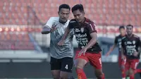 Gelandang Bali United I Kadek Agung Widnyana Putra berusaha lepas dari kawalan pemain Dewa United dalam laga uji coba yang berlangsung di Stadion Kapten I Wayan Dipta. (Alit Binawan/Bola.com)