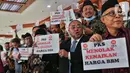 Anggota Fraksi PKS memegang poster bertuliskan “Tolak Kenaikan Harga BBM” saat Rapat Paripurna ke-4 masa persidangan I tahun 2022-2023 di Kompleks Parlemen, Senayan, Jakarta, Selasa (6/9/2022). Fraksi Partai Keadilan Sejahtera (PKS) mengambil sikap walkout dari Rapat Paripurna DPR atas penolakan kenaikan harga bahan bakar minyak (BBM). (Liputan6.com/Angga Yuniar)