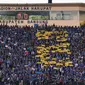 Ribuan suporter membuat koreografi jelang menyaksikan laga Persib melawan Mitra Kukar di Stadion Si Jalak Harupat, Bandung, Sabtu (10/10/2015). Persib loloske final Piala Presiden 2015 dengan agregat 3-2. (Liputan6.com/Helmi Fithriansyah)