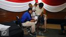 Seorang penyandang disabilitas diukur untuk mendapatkan bantuan kaki palsu di Kementerian Sosial, Jakarta, Senin (28/12/2015). Mensos Khofifah memberikan bantuan sejumlah fasilitas penunjang penyandang disabilitas. (Liputan6.com/Helmi Fithriansyah)