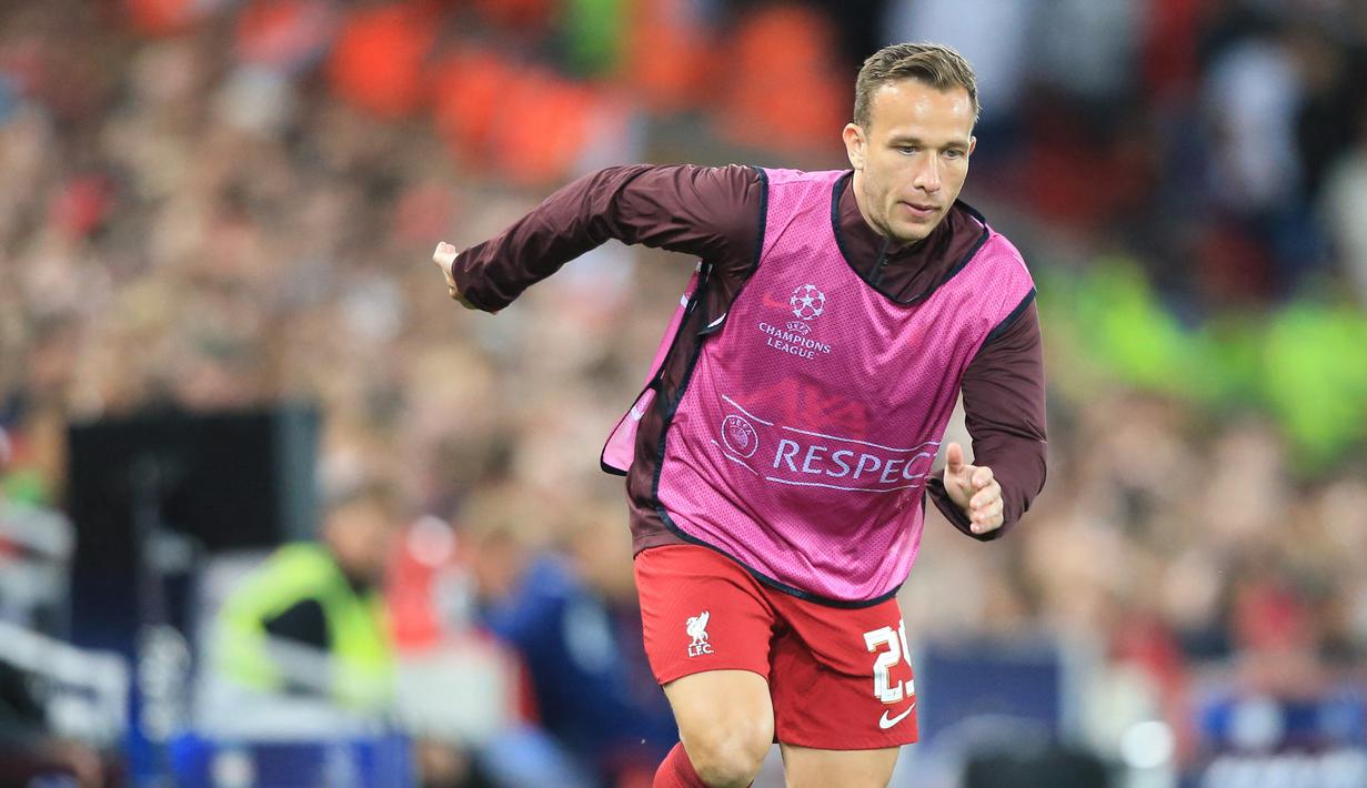 Pemain Liverpool, Arthur Melo, melakukan pemanasan saat melawan Ajax Amsterdam pada laga Liga Champions di Stadion Anfield (13/9/2022). Kiprah Arthur Melo bersama Liverpool bisa dibilang gagal total. Mantan pemain Barcelona itu diboyong ke Anfield untuk memperkuat lini tengah Liverpool. Namun sayangnya, gelandang asal Brasil tersebut jarang terlihat karena lebih sering berada di ruang perawatan. (AFP/Lindsey Parnaby)