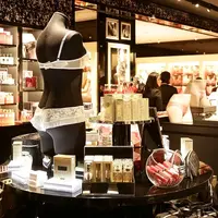 Victoria's Secret membuka toko lingerie pertamanya di Jakarta, tepatnya di EastMall Grand Indonesia. (Foto: fimela.com/Bambang E. Ros)