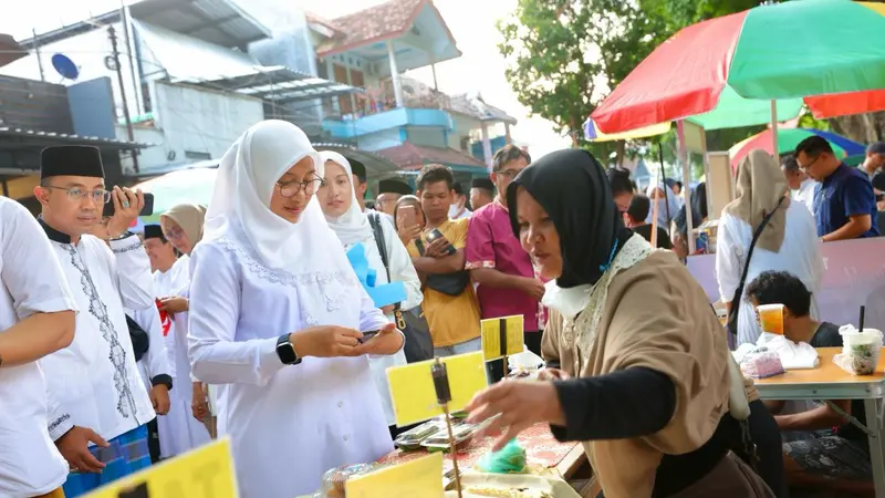 Bupati Banyuwangi Ipuk Fiestiandani berburu takjil di pasar takjil Ramadhan Banyuwangi (Istimewa)