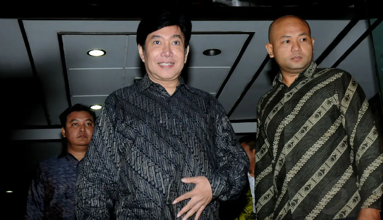 Putra bungsu Presiden RI ke-1, Guruh Soekarnoputra, menyambangi RSPP, Jakarta, untuk melihat langsung kondisi Ketum Partai Gerindra, Suhardi, (26/8/14). (Liputan6.com/Helmi Fithriansyah)