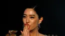 Aktris Korea Selatan,  Clara Lee berpose saat menghadiri malam penganugerahan Asian Film Awards 2016 di Macau, China, (17/3). Asian Film Awards diadakan setiap tahun sejak 2007. (AFP/ISAAC LAWRENCE)