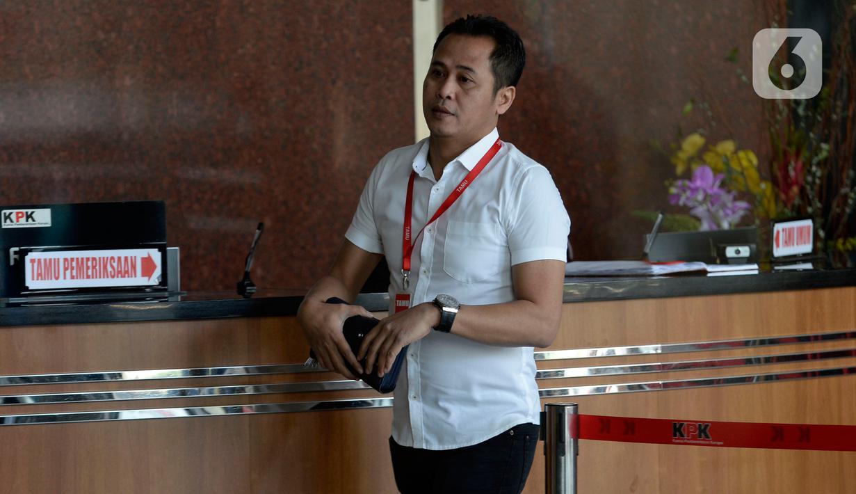 Advokat PDIP, Donny Tri Istiqomah memenuhi panggilan penyidik KPK di Jakarta, Rabu (12/02/2020). Donny Tri Istiqomah dipanggil sebagai saksi terkait kasus dugaan suap penetapan pergantian antarwaktu (PAW) anggota DPR untuk tersangka mantan Komisioner KPU Wahyu Setiawan. (merdeka.com/Dwi Narwoko)