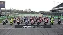 Penyelenggaran MotoGP dengan format rangkaian empat hari pada akhir pekan tidak berubah. Kamis merupakan agenda media, diikuti sesi latihan pada Jumat dan Sabtu. Sprint race tetap bergulir pada Sabtu, dan balapan full race berlangsung Minggu. Tampak dalam foto, para pembalap MotoGP berpose untuk foto grup di Sirkuit Internasional Buriram, Thailand pada Kamis 26 Februari 2026. (Lillian SUWANRUMPHA/AFP)