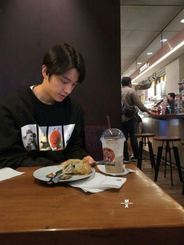 6 Editan Foto Idol K-Pop Lagi Nongkrong di Kafe Ini Bikin Halu