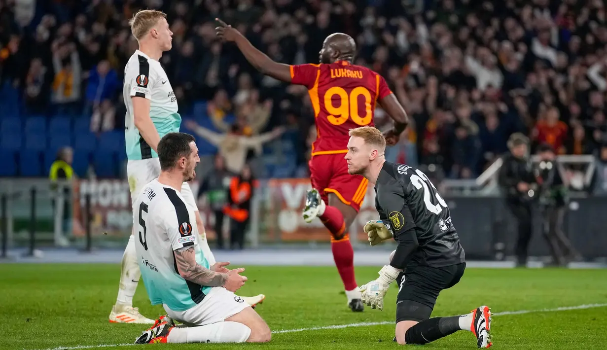 Pemain Roma, Romelu Lukaku (kedua kanan) merayakan golnya saat pertandingan sepak bola leg pertama babak 16 besar Liga Europa melawan Brighton and Hove Albion di Stadion Olimpico, Roma, Kamis 7 Maret 2024. (AP Photo/Andrew Medichini)
