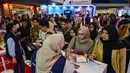 Orang-orang menghadiri bursa kerja yang diselenggarakan oleh Universitas Airlangga di Surabaya pada Selasa 29 April 2025. (Juni KRISWANTO/AFP)