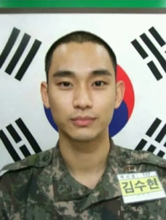 Kim Soo Hyun memulai wajib militer pada 23 Oktober 2017. Ia menjalani pelatihan dasar di Gyeonggi Paju Training Center. (foto: soompi.com)