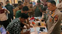 Kepala Polres Bengkalis menyaksikan penandatanganan surat perdamaian antara Suku Sakai dan perusahaan di Kabupaten Bengkalis. (Liputan6.com/M Syukur)