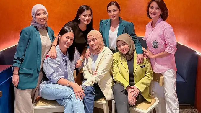 Potret Gaya Aurel Hermansyah Gabung Arisan Geng Cendol, Kompak Pakai Busana Warna-Warni