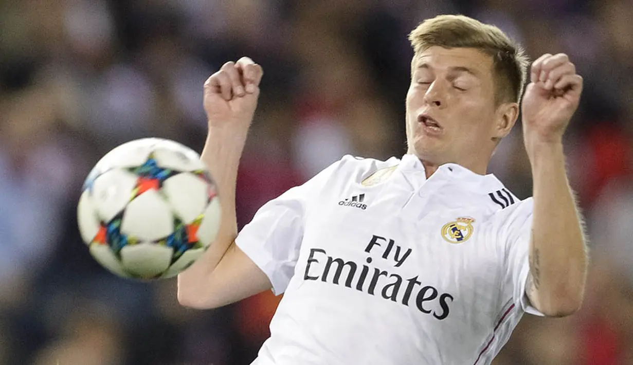 5. Toni Kroos, gelandang Real Madrid ini menurut Daily Star, menjadi rebutan dari duo Manchester. Pria Jerman berusia 26 tahun itu dikabarkan menjadi incaran utama calon pelatih baru City, Pep Guardiola. (AFP/Dani Pozo)