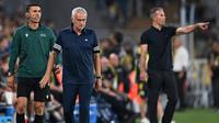 Pelatih Fenerbahce, Jose Mourinho (tengah) memberikan instruksi kepada pemainnya dalam laga leg kedua putaran ketiga kualifikasi Liga Champions 2025/2026 melawan Feyenoord di Fenerbahçe Sükrü Saracoglu Sport Complex, Istanbul, Turki, Selasa (12/08/2025) waktu setempat. (AFP/Ozan Kose)