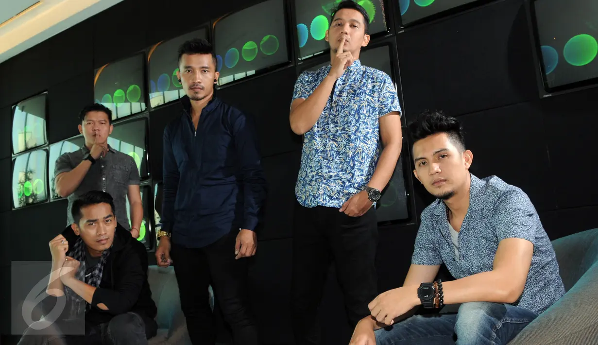 Gaya grup band Hijau Daun saat mengikuti sesi pemotretan di Liputan6.com, Jakarta, Kamis (7/1/2016). Hijau Daun merilis 4 buah single terbaru sekaligus setelah sempat vakum di industri musik Tanah Air beberapa tahun terakhir (Liputan6.com/Helmi Afandi)