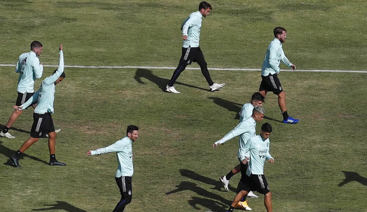 Para pemain Timnas Argentina melakukan latihan jelang laga Kualifikasi Piala Dunia 2022 di La Paz, Bolivia, Senin (12/10/2020). Argentina akan berhadapan dengan Bolivia. (AP Photo/Juan Karita)