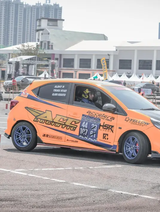 Kemampuan berkendara Teuku Ryan tak bisa diremehkan. Meski menjadi seorang publik figur, Teuku Ryan terlihat mahir mengendarai mobil secara ekstrem. Ia mampu bermanuver di setiap tantangan lintasan. (Liputan6.com/IG/@teukuryantr).