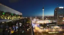 Sejumlah pengunjung mamadati atap Kelab House of Weekend, dekat Alun-alun Alexanderplatz, Berlin, Jerman, (24/8). Dikelab ini pengunjung dapat melihat keindahan matahari terbenam. (REUTERS/Hannibal Hanschke)