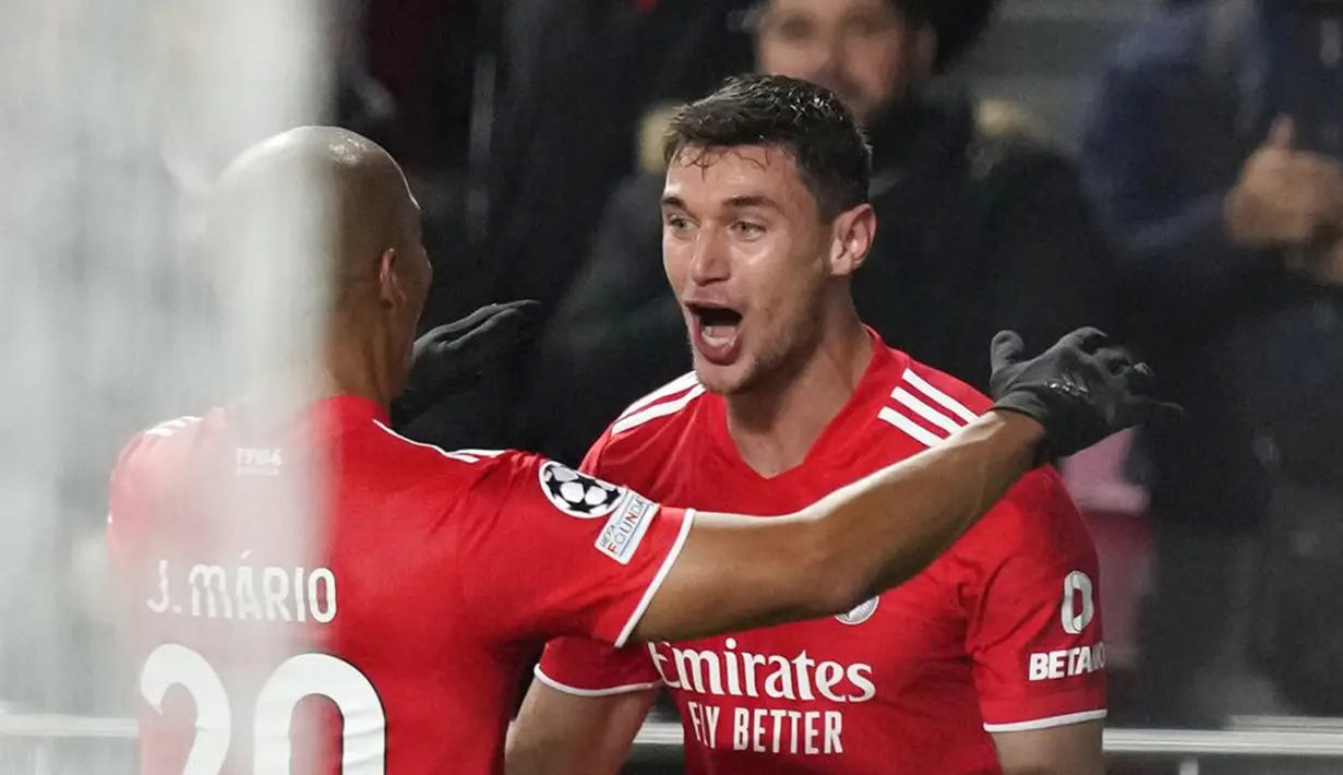 Pemain Benfica Roman Yaremchuk melakukan selebrasi usai mencetak gol ke gawang Dynamo Kyiv pada pertandingan sepak bola Grup E Liga Champions di Stadion Luz, Lisbon, 8 Desember 2021. Benfica menang 2-0. (AP Photo/Armando Franca)
