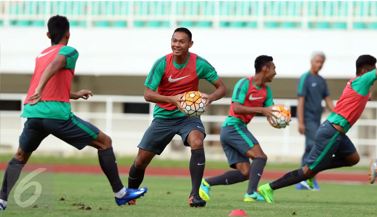 Pemain Timnas Indonesia U-22 melakukan permainan jelang latihan resmi laga persahabatan melawan Myanmar di Stadion Pakansari, Kab Bogor, Senin (20/3). Timnas Indonesia U-22 akan melawan Myanmar, (21/3). (Liputan6.com/Helmi Fithriansyah)