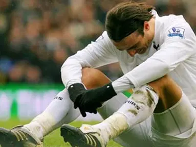 Tottenham Hotspur&#039;s Bulgarian player Dimitar Berbatov reacts after missing a goal during their Premiership match against Portsmouth at Tottenham&#039;s White Hart Lane football Stadium on March 22, 2008. AFP PHOTO/CARL DE SOUZA