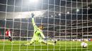 Pemain Feyenoord, Tonny Vilhena, mencetak gol ke gawang MU pada matchday pertama Grup A Liga Europa, di Stadion Feijenoord, Rotterdam, Jumat (16/9/2016) dini hari WIB. (AFP/ANP/Kay Int Veen)