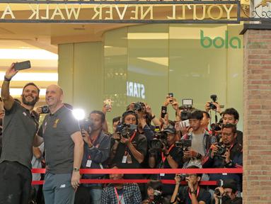 Legenda Liverpool,  Patrik Berger, Gary McAllister melakukan foto selfie saat hadir pada acara LFC World di Mal Taman Angrek, Jakarta (08/03/2018). (Bola.com/Nick Hanoatubun)