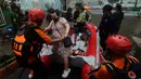 Tim BPBD Kota Tangsel masih terus berupaya melakukan evakuasi warga, karena ketinggian banjir mencapai 1 meter. (merdeka.com/Arie Basuki)