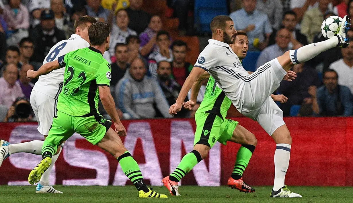 Penyerang Real Madrid, Karim Benzema, berusaha mengontrol bola saat laga melawan Sporting Lisbon. El Real lebih menguasai jalannya laga dengan catatan penguasaan bola mencapai 56 persen. (AFP/Gerard Julien)