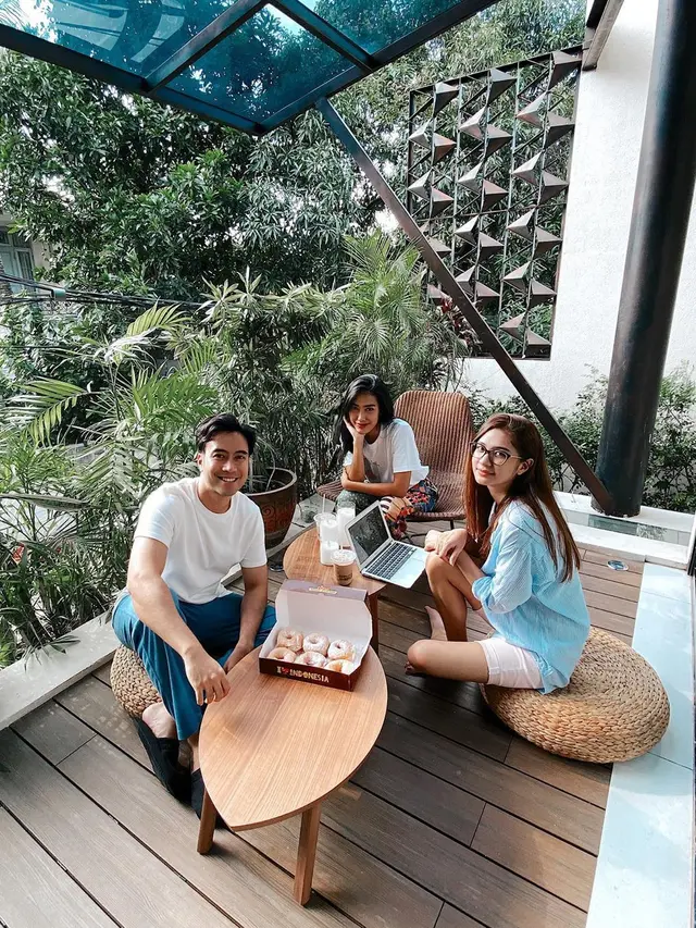 6 Momen Seleb Tanah Air Isolasi di Rumah, Ada yang Mendampingi Anak Belajar